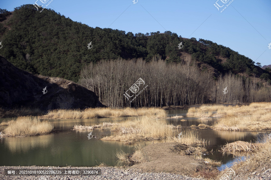 山下宁静的无人的淡绿色的小河