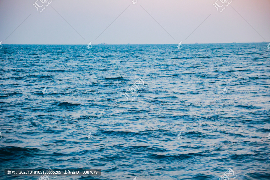 海浪花深海船日出日落行驶背景