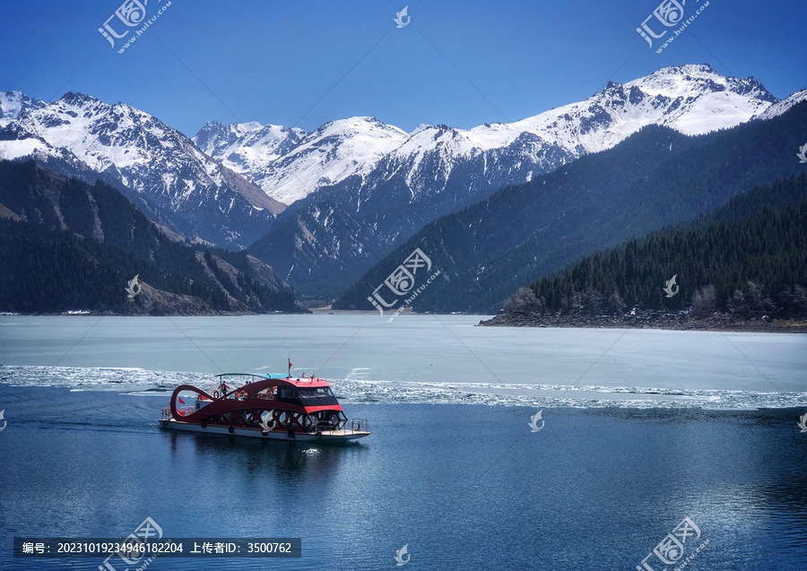 新疆湖泊雪山