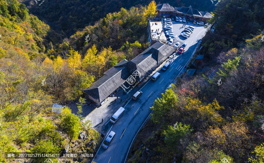 金秋山间小路