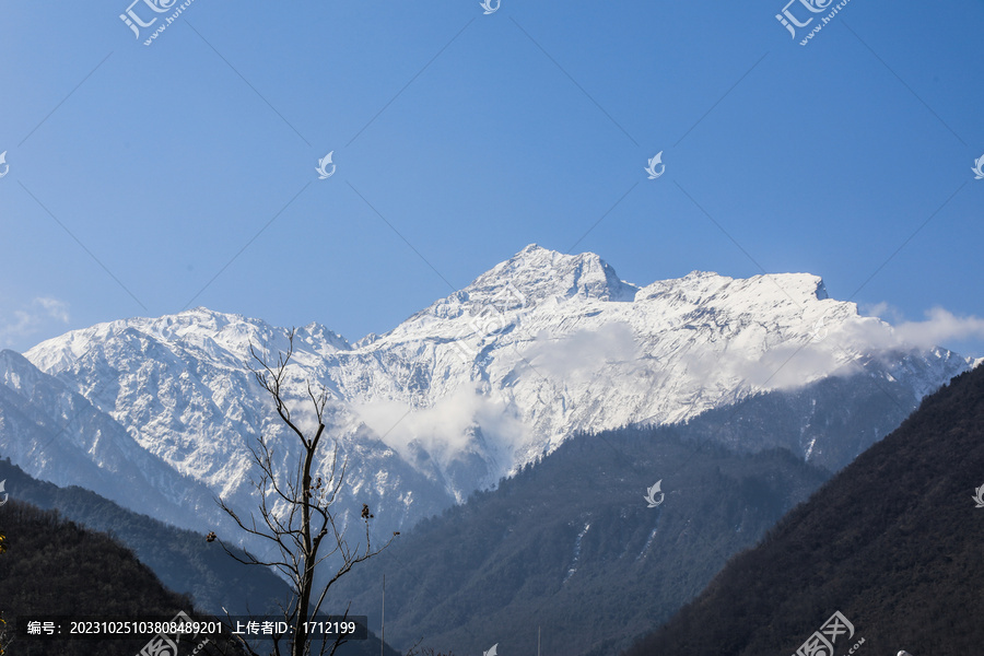 四川甘孜磨西古镇雪山风景