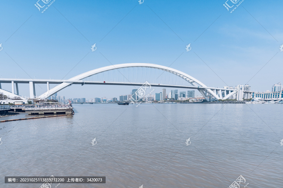 上海卢浦大桥与黄浦江河流水面