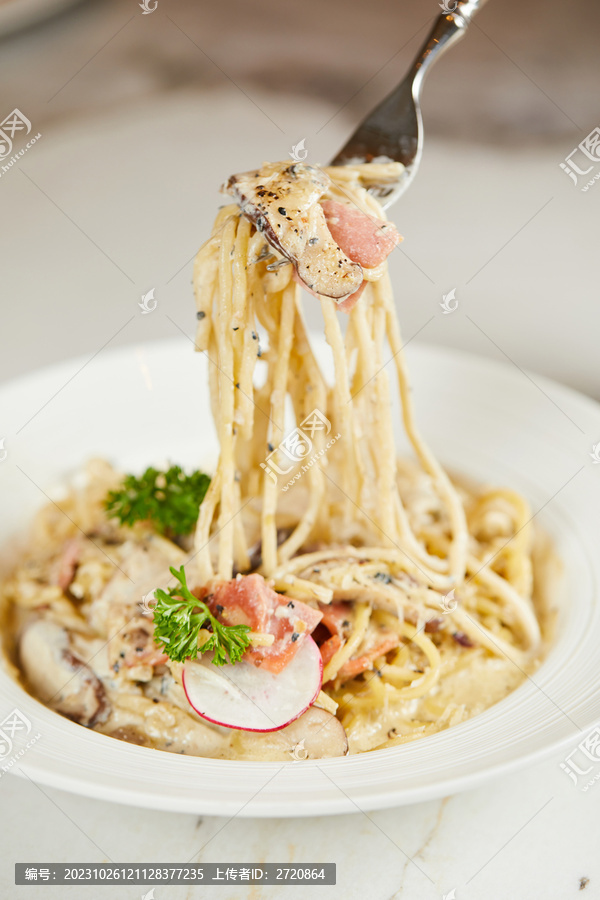 奶油培根蘑菇意面