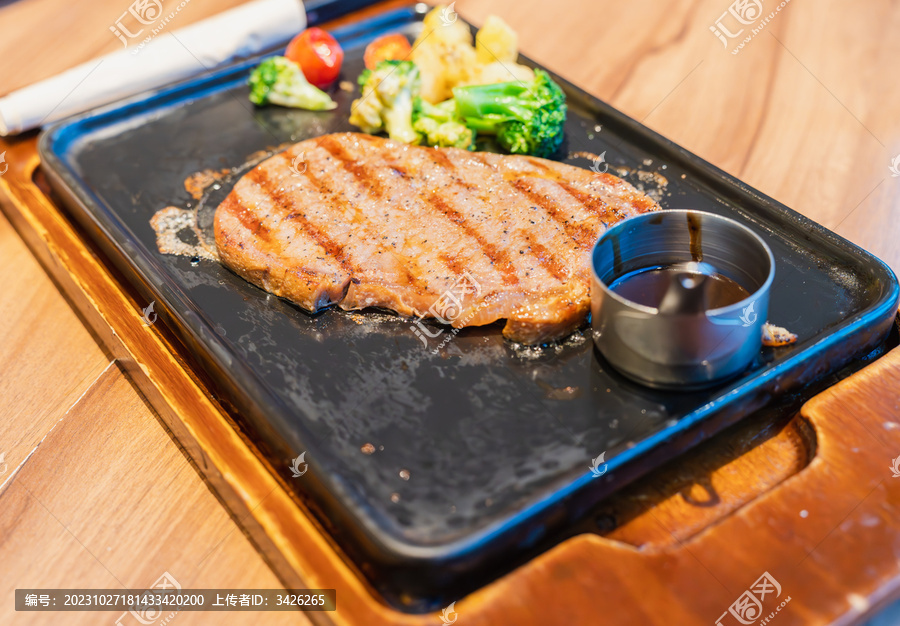 餐桌上盘子里的炭烤风味牛排