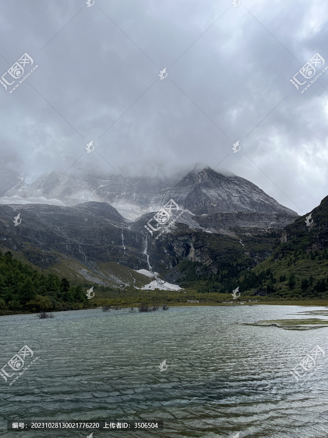 雪山湖水