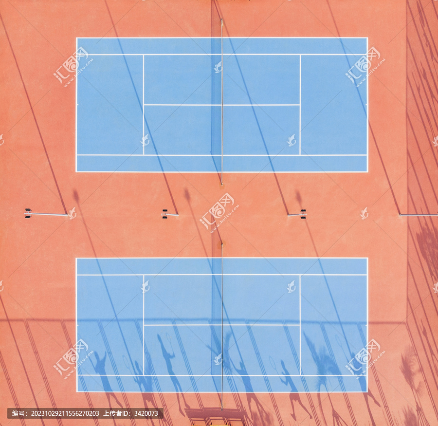 航拍阳光下两座无人网球场