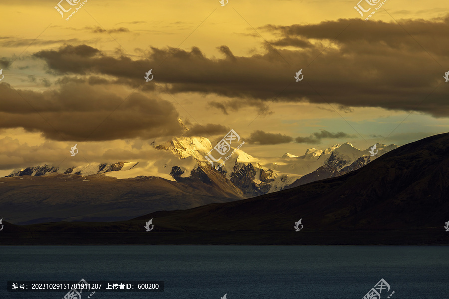 西藏佩枯措和希夏邦马峰晚霞