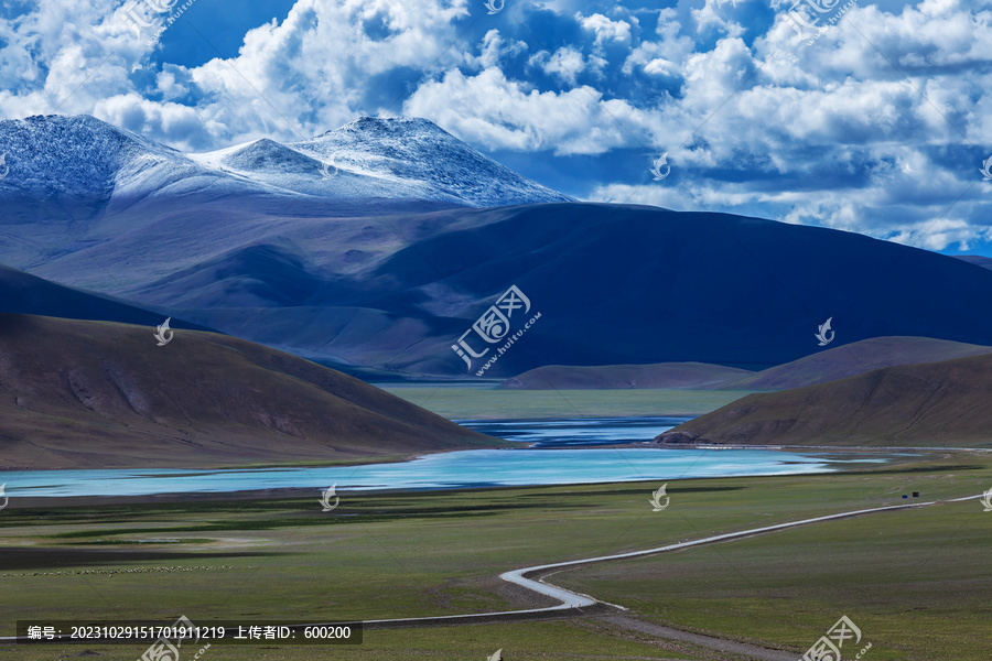 西藏高原草原海子雪山风光