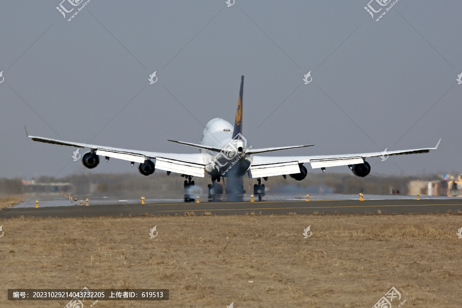 降落中的波音B747飞机