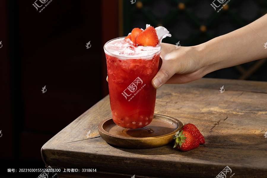 草莓栀子冰茶