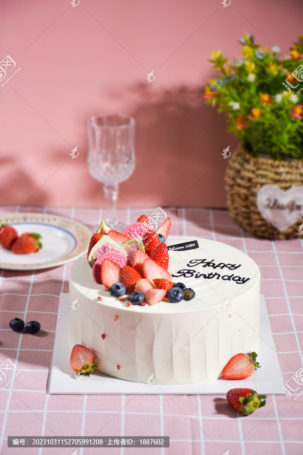 小清新新鲜草莓水果生日蛋糕