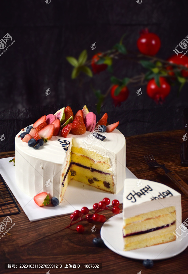 简约时尚大气水果草莓生日蛋糕