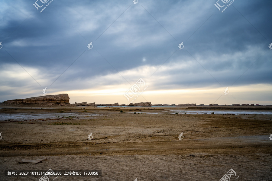 青海乌素特水上雅丹