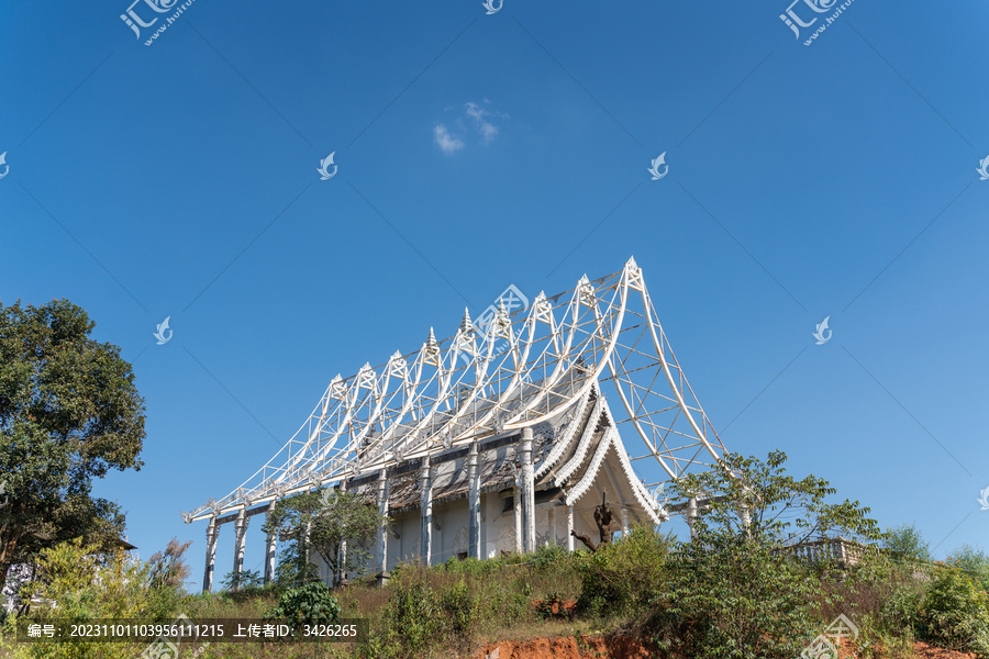 废弃的佛教建筑和佛像