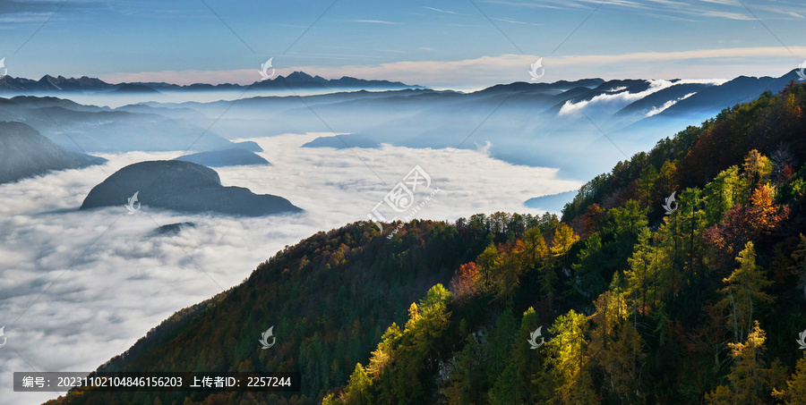 云海茫茫与山景