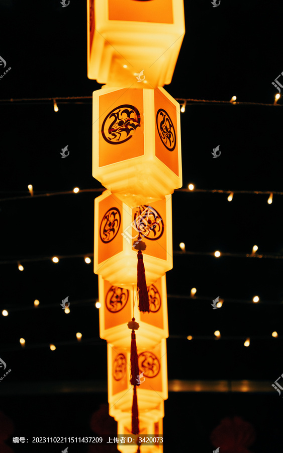 柳州元宵节花灯展多个黄色灯笼