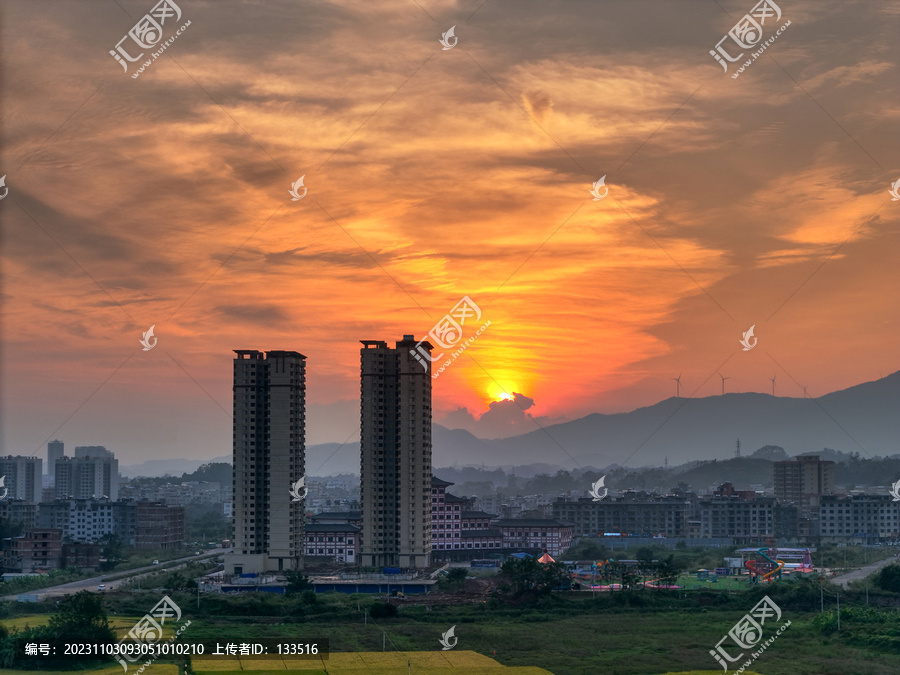 城市郊区落日