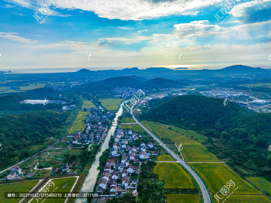 秋日的田园公路与乡村风光