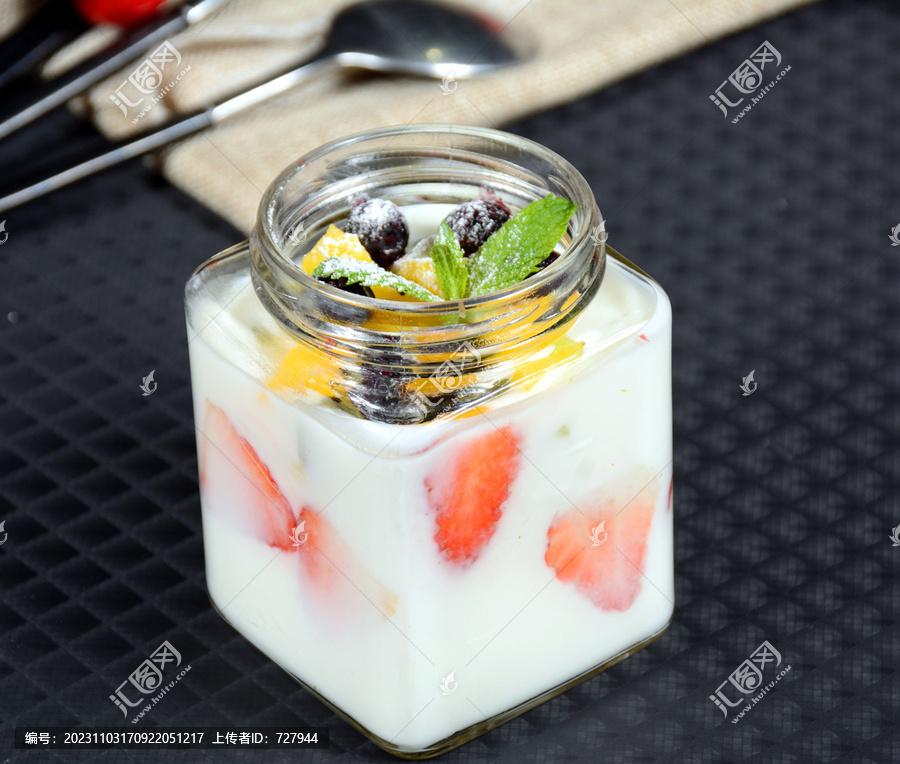 現(xiàn)釀熱帶水果酸奶