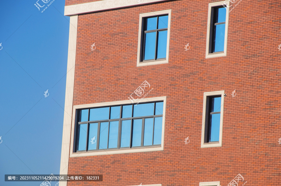 瓷砖外立面及玻璃窗