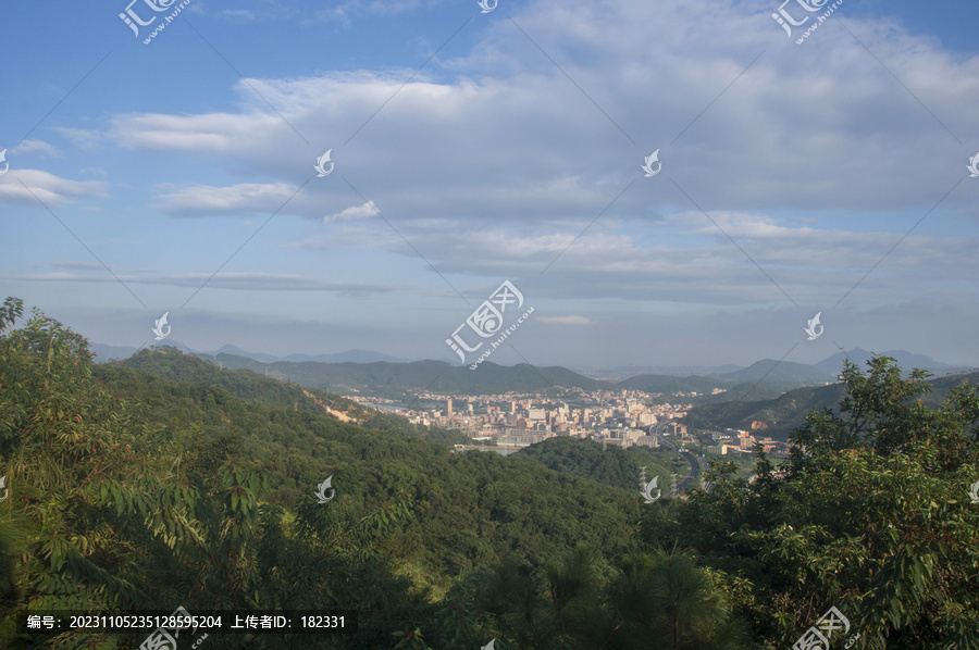 天空和丘陵景观