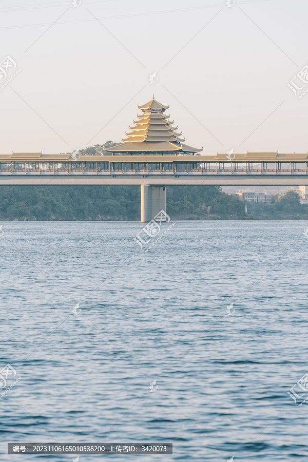 广西柳州凤凰岭大桥与柳江水面