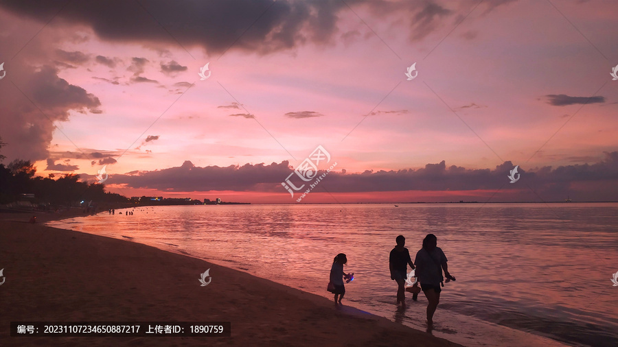 海边夕阳下漫步