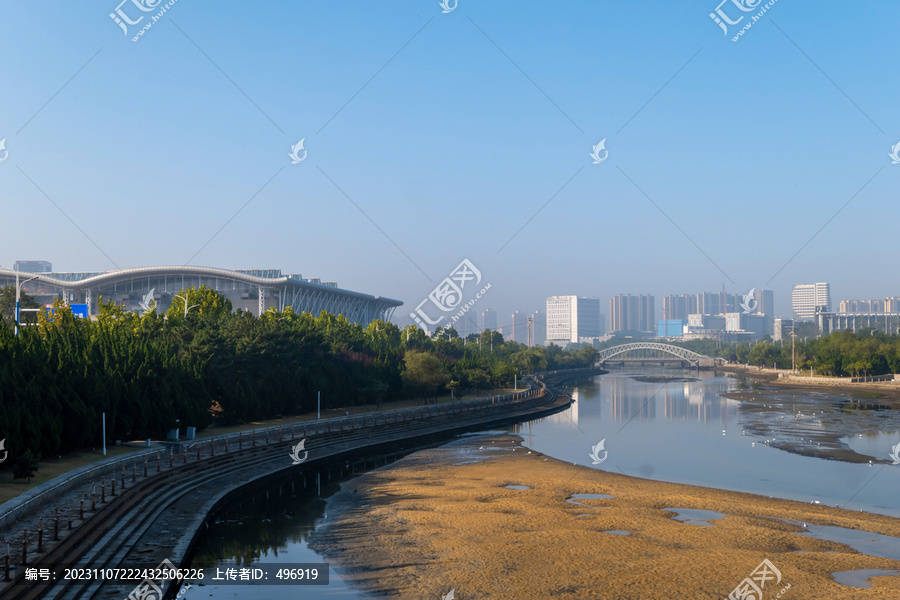 烟台体育公园和城市天际线