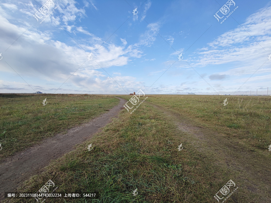 一望无际草原土路