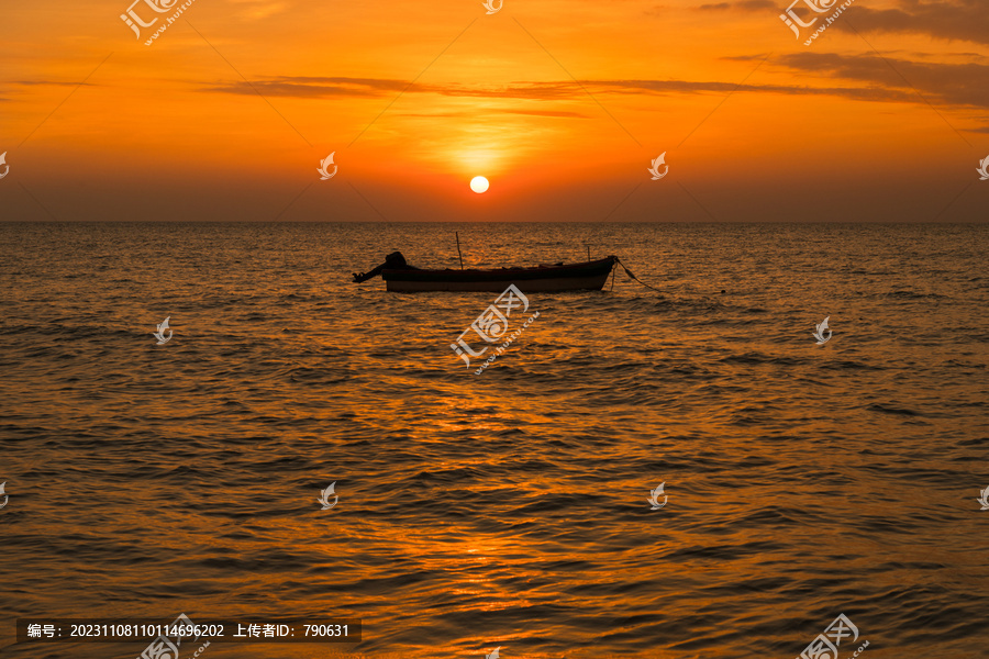 海洋落日海面上漂浮的小木船