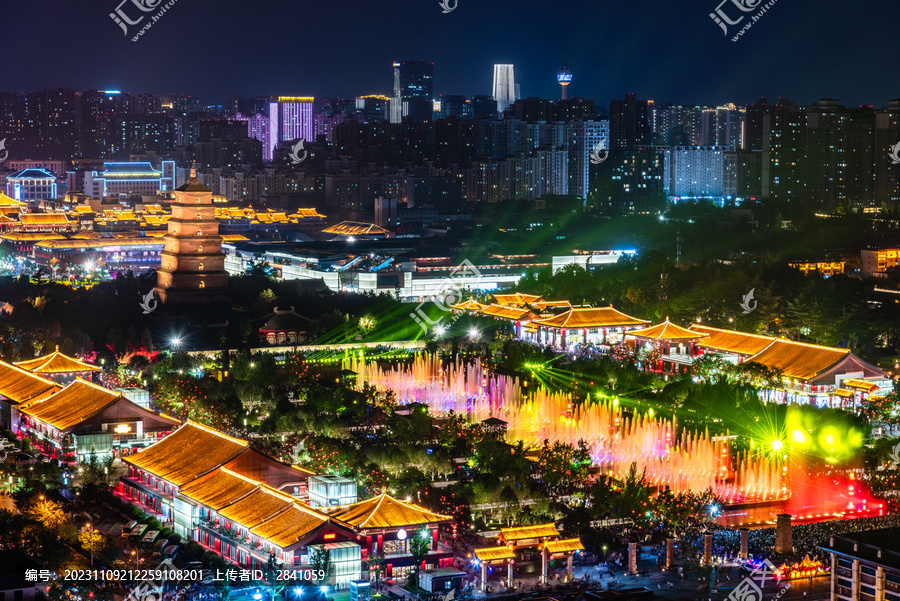 中国西安大雁塔文化休闲景区夜景