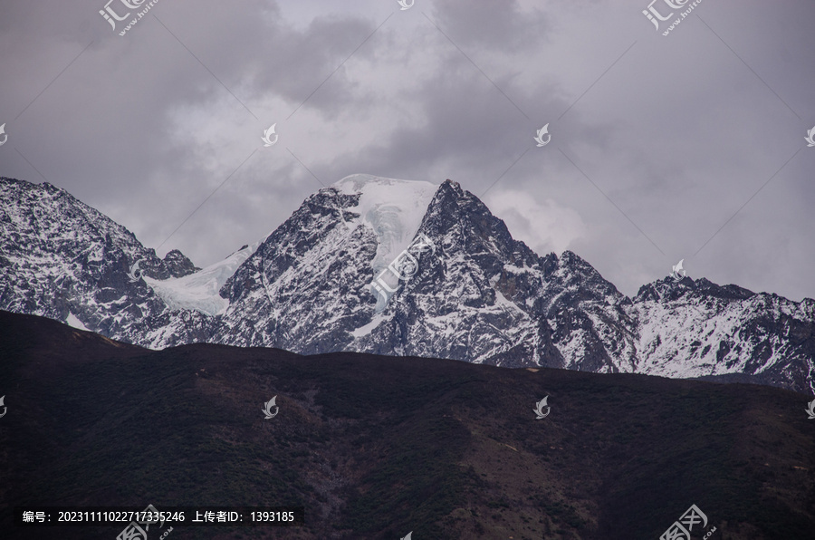 川藏线318国道雪山雪景