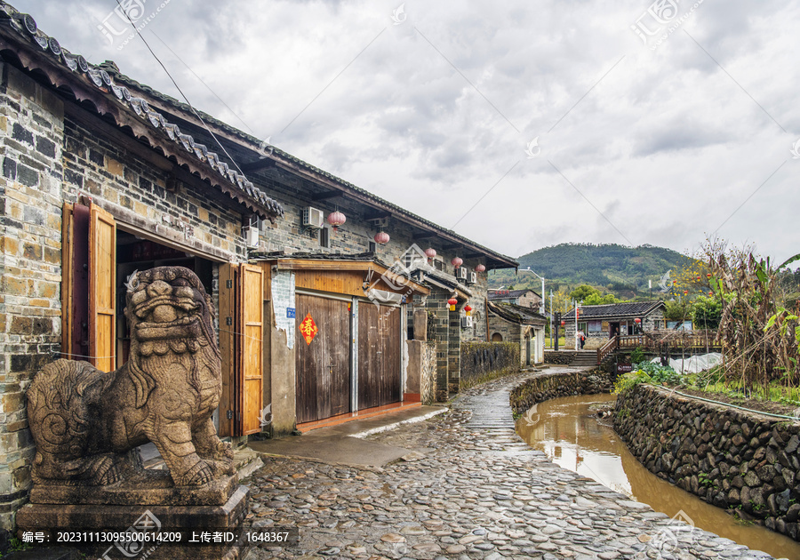 福建南靖砖房与鹅卵石道山峰