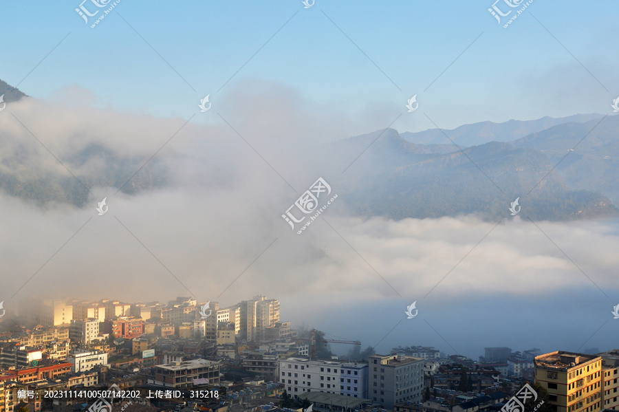 美姑县县城雾景