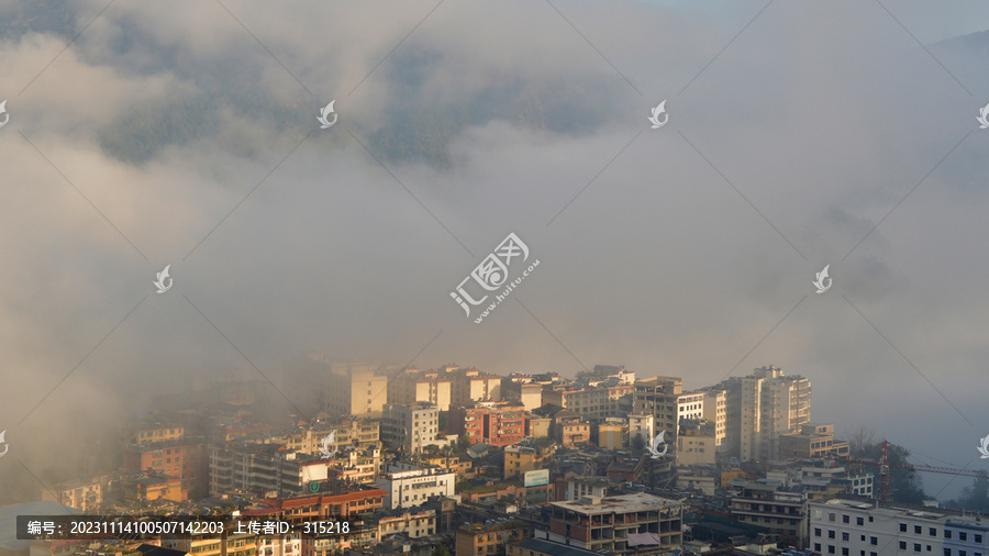 美姑县县城雾景