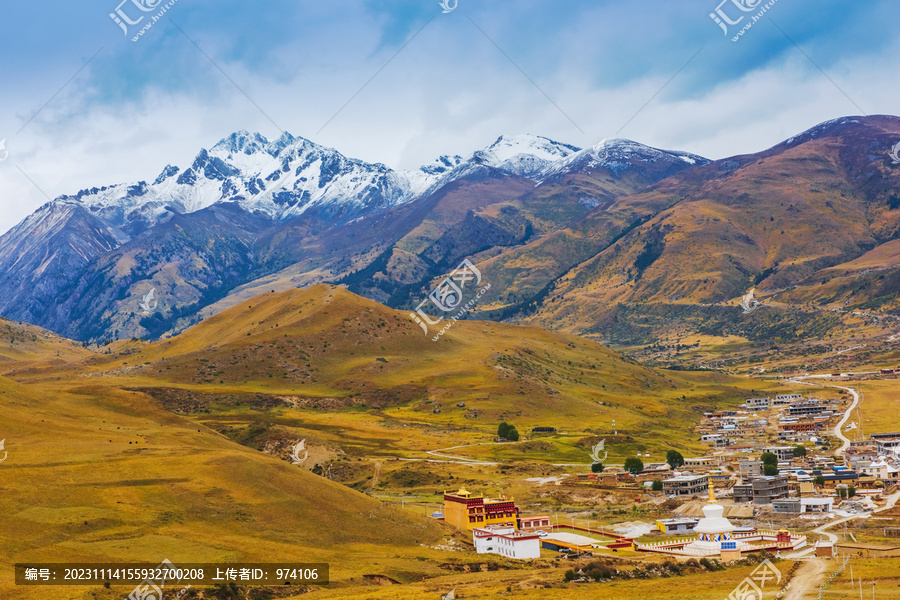 中国西藏格聂神山和高原村庄