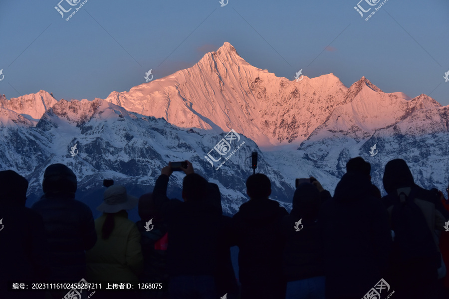 香格里拉梅里雪山日照金山