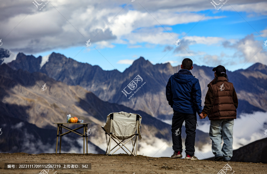 情侣牵手观景雪山