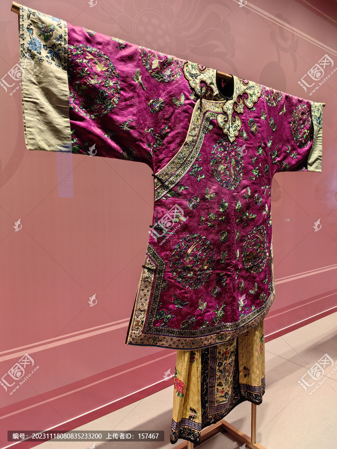 清代服装服饰缎绣花袄马面裙