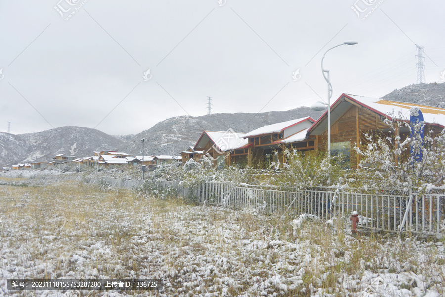 俄么塘花海景区食宿区域雪景