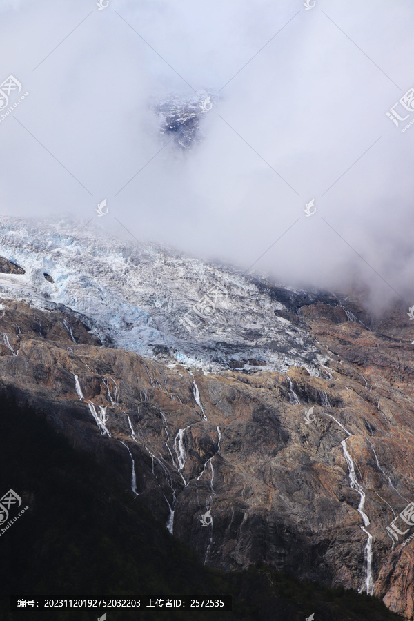 雪山溪流