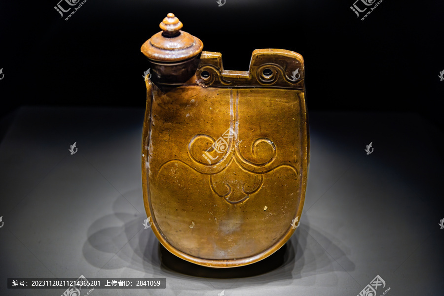 中国国家博物馆的辽代褐釉鸡冠壶