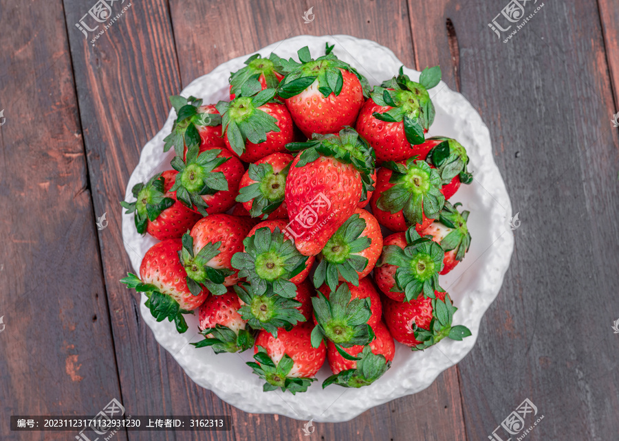 黑底上的新鲜草莓