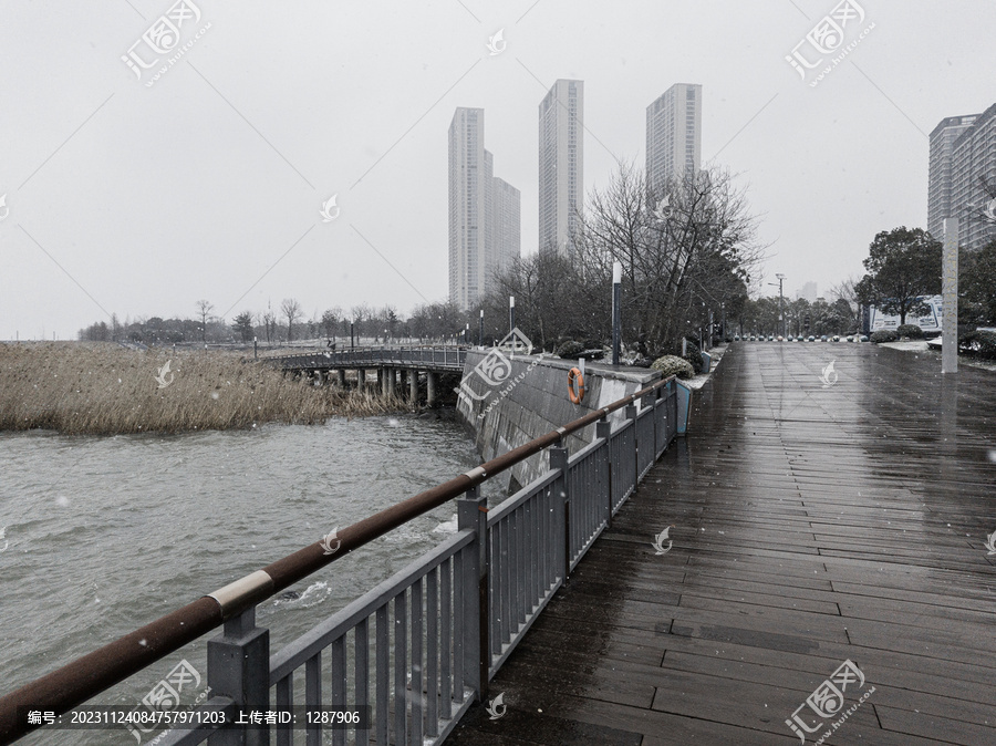 湖畔雪景