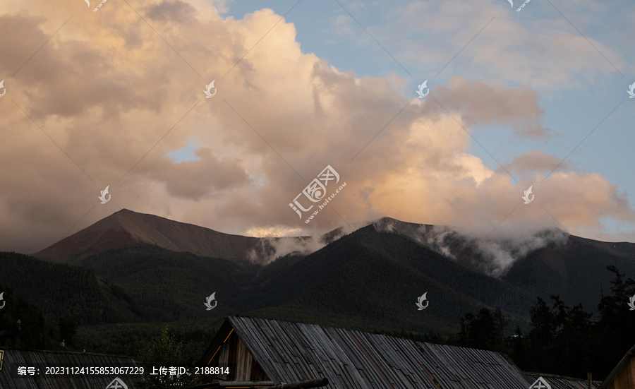 新疆白哈巴村傍晚粉红色的彩云
