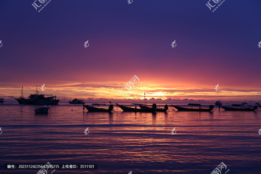 海边渔船和落日