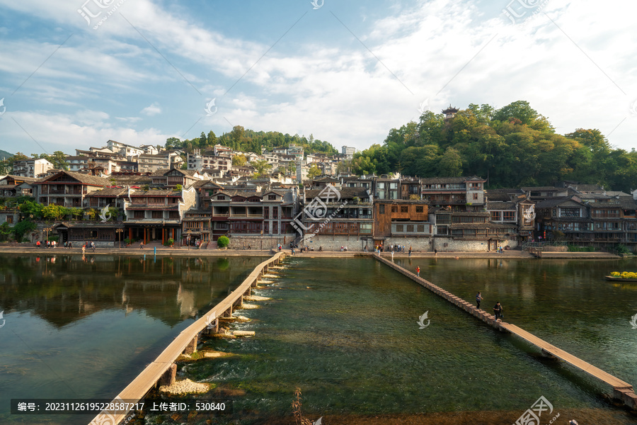 湖南湘西凤凰城沱江两岸虹桥