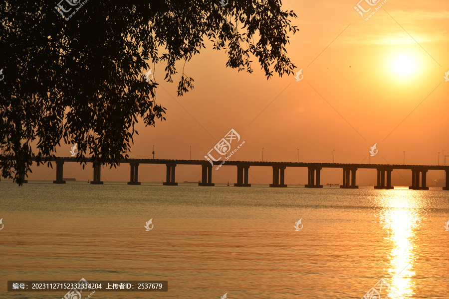 海上晚霞落日海边大海夕阳