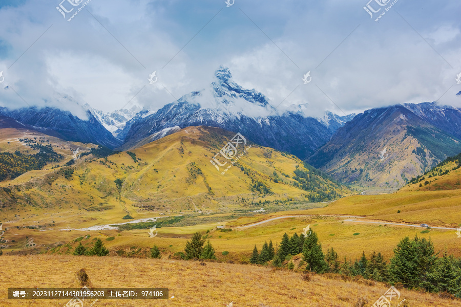 西藏格聂神山和草原牧场美景