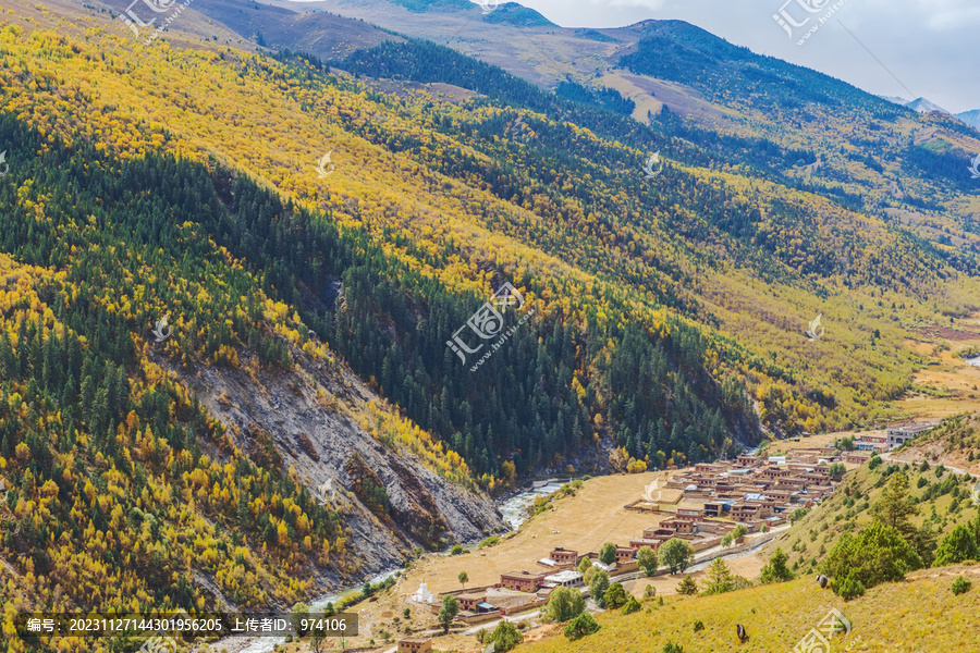西藏格聂神山和高原村庄美景